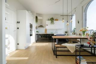 Instapklaar, lichtrijk 2-slpk app met terras in topbuurt<br /><br />Welkom in dit instapklare, lichtrijke appartement op de derde en bovenste verdieping van een kleinschalig appartementsgebouw. Het is gelegen in een rustige straat van het bruisende en gezellige Groenenhoek in Berchem.<br /><br />Licht, ruimte en comfort<br /><br />Het appartement straalt een warme sfeer uit dankzij de grote raampartijen die zorgen voor een overvloed aan natuurlijk licht. De praktische indeling en open leefruimte – uitgerust met airconditioning – bieden een optimaal wooncomfort. Daarnaast beschikt het appartement over een volledig uitgeruste open keuken, twee volwaardige slaapkamers en een ruime badkamer. Één van de absolute troeven is het gezellige terras waar je in alle rust kunt genieten van een mooi, open uitzicht. Extra opbergruimte vind je in de private kelderberging.<br /><br />Toplocatie met uitstekende bereikbaarheid (Mobiscore: 9,5/10)<br /><br />Dankzij de centrale ligging woon je hier overal dichtbij: openbaar vervoer, invalswegen, parken en scholen liggen om de hoek. <br /><br />Op wandelafstand vind je onder andere:<br />Groen &amp; Ontspanning: Het prachtige Te Boelaerpark.<br />Gezelligheid: Bar Brul, Oktober, Bobette, café Josee, Rocco, FREDO, Cuperus en koffiebar Boel.<br />Mobiliteit: Station Antwerpen-Berchem en verschillende tramverbindingen.<br />Dagelijkse boodschappen: Proxy Delhaize.<br /><br />De troeven op een rij:<br /><br />Licht &amp; Ruimte: Lichtrijke leefruimte met airco en twee volwaardige slaapkamers.<br />Buitenruimte: Gezellig terras met vrij uitzicht.<br />Lage vaste kosten: Gelegen in een kleinschalig gebouw zonder lift (dus minimale gemeenschappelijke lasten).<br />Toplocatie: Rustige ligging in het zeer geliefde Groenenhoek.<br /><br />Bezoekmomenten<br /><br />Nieuwsgierig geworden? De kijkdagen vinden plaats op 1 &amp; 2 augustus (enkel op afspraak).<br />Voor meer informatie of het inplannen van een bezoek, neem contact op via junostraat26@gmail.com. Tot snel!<br /><br />Geen immo.