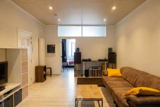 <p><span>GENT - Burggravenlaan 252: Ben je op zoek naar een</span><span> ruim één slaapkamer appartement te huur in Gent?</span><span> Dan is dit pand mogelijk iets voor jou. </span></p><p><span> </span></p><p><span>De belangrijkste troeven:</span></p><ul><li><span>Toplocatie: op wandel afstand van Gent Sint-Pietersstation</span></li><li><span>Ruim en aangenaam terras</span></li><li><span>Recent gerenoveerd</span></li></ul><p><span> </span></p><p><span>Indeling: </span></p><p><span>Leefruimte, open ingerichte keuken (kookplaat, dampkap, koelkast, diepvries, oven), badkamer uitgerust met douche, dubbel lavabomeubel en toilet (incl. aansluiting wasmachine), ruime slaapkamer. Ruime buitenruimte met aansluitend een berging. </span></p><p><span> </span></p><p><span>Belangrijke informatie:</span></p><p><span>Beschikbaar vanaf: 01/10/2026. Domicilie verplicht.</span></p><p><span>Huurprijs: €925 + €35 provisie onderhoud gemene delen. EGW (elektriciteit, gas en water) afzonderlijk af te rekenen.</span></p><p><span> </span></p><p><span>Interesse in dit tof appartement? Vraag dan snel jouw bezoek aan via onze website www.axellenaerts.be!</span></p><p><span> </span></p>