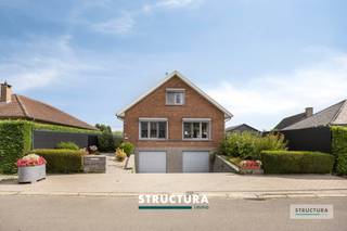 Ruime vrijstaande woning met dubbele garage en aangename tuin in RelegemOntdek deze bijzonder ruime en verzorgde vrijstaande woning, rustig gelegen in de J. Van Doorslaerlaan 15 te Relegem. De woning combineert royale leefruimtes met een praktische indeling, een aangename tuin en heel wat wooncomfort.De ruime en lichtrijke leefruimte, waar salon en eetplaats mooi in elkaar overvloeien, vormen het kloppend hart van de woning. De vele raampartijen zorgen voor een aangename natuurlijke lichtinval en versterken het open ruimtegevoel. Aansluitend bevindt zich de volledig ingerichte keuken, voorzien van veel werk- en kastruimte.Vanuit de keuken bereikt u de veranda met zicht over terras en tuin!Ook buiten heeft deze woning heel wat te bieden. De verzorgde tuin beschikt over verschillende zones om te ontspannen, waaronder een ruim terras. Dankzij de groene inrichting en afscherming geniet u hier van de nodige privacy. De jacuzzi vormt een leuke extra troef voor wie thuis volop wil genieten en ontspannen.IndelingKelderverdieping: dubbele inpandige garage – verschillende praktische kelder- en bergruimtes.Gelijkvloers: inkomhal – bijzonder ruime en lichtrijke leefruimte met salon en eetplaats – volledig ingerichte keuken – slaapkamer – bureau – badkamer – WC – veranda met toegang tot terras en tuin.Verdieping: nachthal – drie zeer ruime slaapkamers waarvan één voorzien van douche en 2e WC.Exterieur: ruim terras – verzorgde, onderhoudsvriendelijke tuin – jacuzzi en sauna – oprit naar de dubbele inpandige garage.Deze woning is een interessante opportuniteit voor wie op zoek is naar ruimte, een praktische indeling en een aangename buitenomgeving. De combinatie van de royale leefruimte, dubbele garage, tuin en rustige ligging maakt dit een ideale gezinswoning met heel wat mogelijkheden.Bent u op zoek naar een ruime vrijstaande woning op een aangename locatie in Relegem? Contacteer Structura voor meer informatie of een bezoek ter plaatse via 02 460 80 46 of info@structura.be.