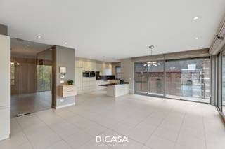 In het hart van Roeselare, op wandelafstand van winkels, horeca en dagelijkse voorzieningen, vinden we dit ruim en instapklaar appartement. Het...