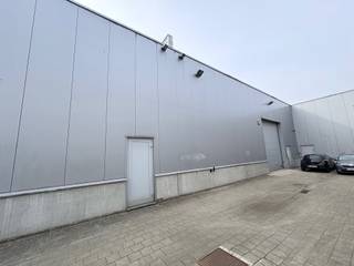 Gelegen aan de ring van Turnhout, opslagruimte van 160m². Privatieve ruimte 130m² à 50€/m²/Y + 30m² deel in de gemeenschappelijke ruimte...