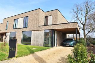 HEDENDAAGSE NIEUWBOUW MET FOCUS OP ENERGIE EFFICIENTIE Deze schitterende half open woning geniet van een rustige ligging in een groene omgeving.Een...