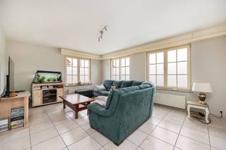 <p><span>In dit prachtige appartement gaan functionaliteit en gezelligheid hand in hand! Met 3 slaapkamers en 2 badkamers, is dit een plek waar ruimte écht centraal staat.</span></p><p><span>De ruime woonkamer geniet dankzij de grote ramen van een aangename hoeveelheid natuurlijke lichtinval en biedt volop plaats voor een sfeervolle zithoek én een royale eettafel. </span></p><p><span>De keuken is voorzien van alle comfort en voldoende werkruimte. De eetruimte voor een gezellige verbinding tussen koken, tafelen en leven.</span></p><p><span>Met drie slaapkamers hebben we hier een volwaardige gezinswoonst of een comfortabele thuis met bureau of hobbyruimte. De indeling laat zich makkelijk aanpassen aan jouw manier van wonen! De twee badkamers zijn dan weer een absolute meerwaarde voor het dagelijkse comfort.</span></p><p><span>En dan is er nog die heerlijke buitenruimte. Het grote, private terras is zonder twijfel één van de blikvangers van dit appartement. Hier geniet je volop van een aperitief in de zon, een gezellige barbecue met vrienden of gewoon van een rustig koffiemoment buiten.</span></p><p><span>Ook praktisch scoort dit appartement sterk: je beschikt over een eigen garage, ideaal voor je wagen, fietsen of extra bergruimte.</span></p><p><span>We onderstrepen nog even dat dit appartement gelegen is in een kleinschalig gebouw, bestaande uit slechts 2 entiteiten en zich bij alle dagelijkse voorzieningen van Heist-op-den-Berg bevindt. Winkels, scholen, horeca en belangrijke verbindingswegen bevinden zich op korte afstand.</span></p><p><span>Kortom: een bijzonder ruim en comfortabel appartement met een heerlijke buitenruimte, veel mogelijkheden en een ligging die wonen in Heist-op-den-Berg bijzonder aangenaam maakt. </span></p><p><span>Interesse? Contacteer ons via 0479/01.01.01!</span></p>