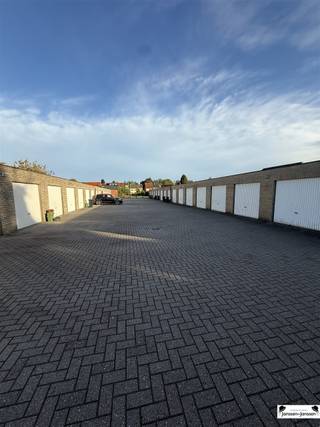 In Gooreind we offer a practical and locked garage box, equipped with a sturdy tilt gate.This garage box is ideal for safely parking your car,...