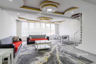 <p><span>Op de Schijnpoortweg treffen we dit ruime duplexappartement met een bewoonbare oppervlakte van 150 m², vier volwaardige slaapkamers en twee terrassen. Het pand bevindt zich op een strategische locatie nabij Park Spoor Noord, met winkels, openbaar vervoer en belangrijke invalswegen binnen handbereik. Bovendien is de buurt volop in ontwikkeling, onder meer dankzij de herontwikkeling van de Slachthuissite en de plannen rond de overkapping van de Ring.</span></p><p><span>Het appartement werd gerenoveerd in 2006 en beschikt over een gunstig EPC-label B. Het dak werd geïsoleerd, de ramen zijn voorzien van PVC-schrijnwerk (2006) en de verwarming gebeurt centraal op gas.</span></p><p><span>Via de privatieve inkom op het gelijkvloers, voorzien van een gastentoilet, bereiken we de eerste verdieping. Vooraan bevindt zich de royale woonkamer van maar liefst 44 m², die dankzij de brede raampartij geniet van veel natuurlijke lichtinval. Achteraan treffen we de afzonderlijke, volledig ingerichte keuken (21 m²), met voldoende ruimte voor een eethoek en rechtstreeks toegang tot het noord-gerichte terras van 32 m², dat deels overdekt is.</span></p><p><span>Op de tweede verdieping bevinden zich vier volwaardige slaapkamers (8 m², 10 m², 12 m² en 16 m²) en een badkamer (7 m²) met ligbad en lavabomeubel. Daarnaast is er nog een tweede terras van 6 m², georiënteerd op het noord-westen.</span></p><p><span>Ook voor investeerders is dit mogelijk een interessante opportuniteit! Het appartement is momenteel verhuurd aan €1200/maand, goed voor een bruto-rendement van 4,6%.</span></p><p><span>Op zoek naar een ruim appartement of een interessante vastgoedinvestering met onmiddellijke huurinkomsten in een buurt met toekomstperspectief? Dan is dit duplexappartement beslist een bezoek waard!</span></p><p><span>Bewoonbare opp. 150 m² ref.: bruto vloeropp. EPC. Voor meer info of een gratis schatting surf naar </span><span><span>www.hansimmo.be</span></span></p><p><span> </span></p>