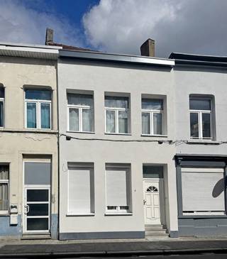 Deze ruime woning is gelegen op een centrale locatie in Antwerpen en biedt een aangename combinatie van ruimte, comfort en een vlotte bereikbaarheid. Dankzij de gunstige ligging bevinden winkels, openbaar vervoer, scholen en het stadscentrum zich op korte afstand.<br /><br />Bij het betreden van de woning komt u terecht in de ruime leefruimte, die voldoende plaats biedt voor een gezellige zit- en eetruimte. Aansluitend bevindt zich de praktische keuken, voorzien van alle nodige comfort.<br /><br />De woning beschikt over 4 volwaardige slaapkamers met oppervlaktes van ca. 10 m², 10 m², 15 m² en 16 m². Daarnaast is er een verzorgde badkamer aanwezig, evenals een aparte wasruimte voor extra praktisch comfort.<br /><br />Verder geniet de woning van een aangenaam terras waar u rustig kan ontspannen.<br /><br />Met een EPC-score C vormt deze woning een interessante opportuniteit voor gezinnen of investeerders die op zoek zijn naar een ruime woning op een centrale ligging in Antwerpen.<br /><br />Pluspunten: <br />+ 4 slaapkamers<br />+ Droge kelder<br />+ Centrale ligging <br /><br />Interesse in deze woning? Contacteer ons via 03 337 50 70 of info@vbvastgoed.be voor meer info of een afspraak. 