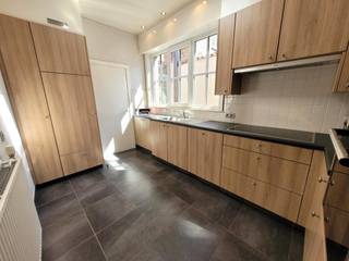 GERENOVEERDE TRAPGEVELWONING gelegen in de bruisende binnenstad, vlakbij het Minnewaterpark en station.Op het gelijkvloers is een ruime inkom (plaats...