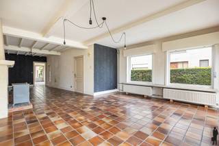 Deze karaktervolle woning in Franse stijl is gelegen in een rustige en aangename laan en combineert authentieke charme met hedendaags comfort. Dankzij de reeds uitgevoerde opfrissingswerken is de woning instapklaar en meteen klaar om haar nieuwe bewoners te verwelkomen.<br /><br />Dankzij de ruime bewoonbare oppervlakte biedt deze woning een aangenaam en functioneel wooncomfort. Bij het binnenkomen wordt u verwelkomd in een ruime inkomhal met gastentoilet die toegang geeft tot de gezellige en lichtrijke leefruimte. Aansluitend bevindt zich de ruime keuken, voorzien van alle hedendaagse comfort, evenals een praktische berging.<br /><br />Op de eerste verdieping bevinden zich drie volwaardige slaapkamers en een badkamer. <br /><br />De authentieke elementen, zoals eiken balken, een massieve eiken deur en een stijlvolle eiken trap, zorgen voor een warme en tijdloze uitstraling. Daarnaast is er een grote zolder met vaste trap aanwezig die eenvoudig kan worden ingericht als extra slaapkamer, bureau of hobbyruimte.<br /><br />Verder beschikt de woning over een grote garage, een oprit, en een groene, zonnige tuin.<br /><br />Extra: <br />- De verwarmingsinstallatie werd vernieuwd met een hoogrendement condensatieketel <br />- EPC D - geen renovatieverplichting<br />- Vernieuwde ramen