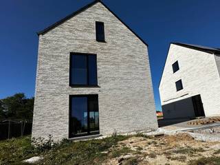 Lot 31<br /><br />Project Grimbergen Beigemveld – groen wonen in het hartje van Grimbergen <br />Beigemveld is een nieuwe, verkeersluwe woonbuurt op wandel- en fietsafstand van de dorpskern van Grimbergen. Met een ruim opgezet buurtpark als groen hart, duurzame technieken en een mix van moderne én landelijke woningen, biedt Beigemveld rust, comfort én toekomstgericht wonen.  <br /><br />Lot 31 – 3 slaapkamers – perceel 466 m² - open woning <br />Open bebouwing op 466 m² grond, met drie slaapkamers. Perfect voor gezinnen of koppels die houden van rust, groen en een comfortabele, energiezuinige woning. De buurt biedt een fijne balans van natuur, bereikbaarheid en modern woongenot. Snel beschikbaar. Inclusief carport en fietsberging. Zolder optioneel af te werken. 