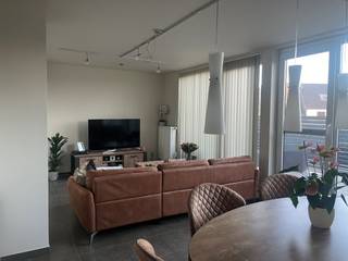 In het charmante dorp Boekhoute bevindt zich dit uitnodigende duplex appartement. Binnen verwelkomt de inkomhal je in een ruime, lichtrijke...