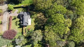Aan een rustige, groene straat in het gegeerde Schilde vinden we deze klassieke villa op een breed perceel van 40 meter. De woning ademt ruimte,...