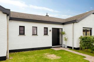 In de rustige en residentiële omgeving van De Melkweg 22 te Kuurne vindt u deze recent gerenoveerde bungalow. De woning combineert moeiteloos een strakke, eigentijdse architectuur met hoogwaardige energieprestaties en een uitstekende bereikbaarheid.<br /><br />Indeling van de woning:<br /><br />U komt binnen via een ruime inkomhal met vestiaireruimte en een apart gastentoilet. De royale leef- en eetruimte vormt de absolute blikvanger van de woning. Dankzij de overvloedige raampartijen baadt de ruimte in het licht. Een sfeervolle gashaard, een geïntegreerde bureauhoek en een geïnstalleerde keuken met hoogwaardige SMEG-toestellen (Amerikaanse frigo, ingebouwde koffiemachine, ...) maken dit het hart van de woning.<br /><br />Aansluitend op de keuken bevindt zich een uiterst praktische koele berging waar ook de technieken zijn ondergebracht.<br /><br />De onderhoudsvriendelijke tuin is ontworpen om optimaal te genieten. U vindt er een ruim terras met een grote zonneluifel, een sfeervolle pergola en een praktische tuinberging.<br /><br />De master bedroom is voorzien van een eigen ensuite badkamer (bad, inloopdouche, toilet en wasmeubel) en een stijlvolle dressing. De tweede volwaardige slaapkamer biedt extra flexibiliteit. Daarnaast is er een aparte ruimte voorzien waarin alle leidingen en technieken reeds aanwezig zijn om eenvoudig een tweede badkamer te installeren (momenteel wordt deze benut als multifunctionele ruimte).<br /><br />Met een aparte wasplaats, een inpandige garage (mogelijkheid tot derde slaapkamer) én een oprit met plaats voor twee auto's geniet u hier van maximaal gebruiksgemak als gezin.<br /><br />De woning is volledig instapklaar. Op maat gemaakte verduisterende gordijnen en stijlvolle verlichting blijven aanwezig. Verder is de bungalow verfijnd afgewerkt met strakke blokdeuren en zijn alle ramen voorzien van vliegenramen.<br /><br />Extra troeven:<br />- Geïnstalleerd alarmsysteem<br />- Strakke en kwalitatieve afwerking<br />- Instapklaar geheel<br />- Zonnepanelen en een zeer gunstig EPC B-label<br /><br />Wilt u deze instapklare bungalow zelf komen ontdekken? Contacteer Michelle via 0493 25 46 81 of michelle.decoutere@dewaele.com voor een afspraak!<br /><br />De eigendom wordt aangeboden via de Pre-sale formule. Van 05/10/2026 om 09:00 tot 10/10/2026 om 12:00 kan u Bungalow op afspraak komen bezichtigen en een bod uitbrengen. De vermelde prijs is een instelprijs. Voor meer info, gelieve contact op te nemen met de dossierverantwoordelijke.<br /><br />Bestuursmaatregelen in het maatregelenregister: nee