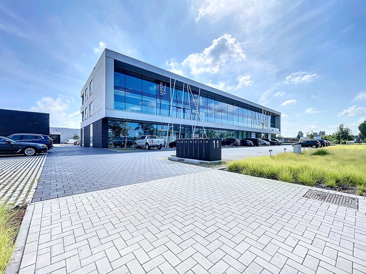 Bureau neuf haut de gamme (299 m²) à la sortie E17 à Zele - photo 1
