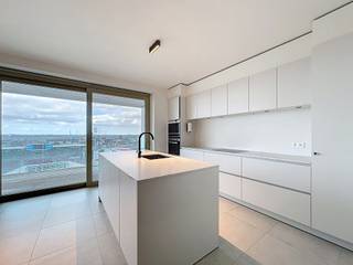 Dit appartement is gelegen in Waterfront Waregem, een prestigieus totaalproject dat wonen, werken, verblijven en recreatie samenbrengt. Het project omvat twee iconische woontorens, Ascot en Windsor, een kantoorgebouw en het viersterren Parkhotel. De architectuur, ontworpen door B2Ai en Wielfaert Architecten, kenmerkt zich door unieke vormen en terrassen, wat bijdraagt aan de onderscheidende uitstraling van het project. Duurzaamheid staat centraal, met geavanceerde energievoorzieningen zoals warmtepompen, warmtekrachtkoppeling en zonnepanelen, resulterend in een lage CO₂-uitstoot en energie-efficiëntie. <br /><br />Het appartement gelegen op het 9de verdiep bestaat uit een woonkamer met een open geïnstalleerde keuken, een badkamer met inloopdouche, een dressing, een slaapkamer en een berging. Door de het gebruik van grote raampartijen en via het terras heeft u een overzicht over de stad Waregem en de Vijvers.<br />Mogelijkheid tot aankoop ondergrondse staanplaats.<br />GEEN BTW, mogelijkheid 2% registratie