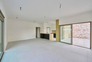 <span><span><strong>Ideale investeringsopbrengst in project De Hessel in Herselt.<br /></strong><br /></span></span>
<p>Ben je op zoek naar een zorgeloze investering met een aantrekkelijk rendement? Dit moderne en energiezuinige appartement biedt je niet alleen een fantastische kans om te investeren in vastgoed, maar ook gemoedsrust. Het appartement is namelijk verhuurd aan betrouwbare huurders die op zoek zijn naar langdurig woongenot (huurovereenkomst van 9 jaar).<br />Dit betekent voor jou als investeerder: een stabiel huurrendement en een zorgeloze verhuurervaring. Met de sterke vraag naar duurzame en comfortabele woningen is dit dé kans om te investeren in een bloeiende regio.<br /><br /></p>
<span><span><strong>App 23 - Wolfsdonksesteenweg 1/301: </strong>Hoekappartement op de derde verdieping met veel lichtinval</span><br />- 2 slaapkamers<br />- terras naar de binnentuin<br />- vloerverwarming en zonnepanelen<br />- ruime parkeerplaats en berging in de afgesloten parkeerkelder inbegrepen.<br /><br />Dankzij onze <strong>geen gedoe aanpak</strong> ontzorgen wij je van alles wat er bij verhuren komt kijken. Jij verhuurt je pand, maar <strong>alle praktische taken</strong> (onderhoud, technisch en financieel beheer) nemen wij van je over. Laat je investeringspand renderen zonder omkijken! Wij adviseren je hierover graag tijdens een afspraak. Ook bezorgen we je een gedetailleerde rendementsberekening op aanvraag.<br /><br />Vermelde prijs is exclusief BTW en notariskosten. <br />Voor meer informatie of een bezoek ter plaatse: 011 39 90 50 - info@jansenrealestate.be<br />Wij ontzorgen je ook voor de verkoop van je huidige woning! Voor meer uitleg helpen we je graag verder.. <br /></span>