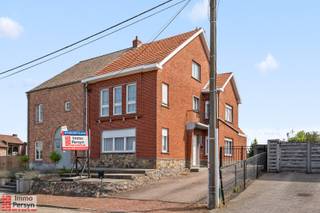 Ben je op zoek naar een stevige, ruime woning met heel wat potentieel op een gunstige locatie?<br />Deze ruime halfopen bebouwing bevindt zich in de Koestraat te Scherpenheuvel, een rustige omgeving met een vlotte verbinding naar het centrum, scholen en de nodige voorzieningen.<br /><br />De woning dateert van 1960 en heeft een aanzienlijke bruikbare vloeroppervlakte van maar liefst 167 m². <br />Momenteel wordt de voorste kamer op het gelijkvloers gebruikt als slaapkamer, maar deze kan uiteraard ook dienen als aparte zithoek om zo de eetkamer en keuken tot 1 grote leefruimte om te vormen.<br />Het perceel biedt een mooie buitenruimte met een tuin, een garage, een praktisch bijgebouw en een ruime oprit.<br /><br />Deze woning beschikt over een recente aardgas-verwarmingsketel en is er een regenwaterput aanwezig.<br />Het pand heeft momenteel een EPC-score van 462 kWh/(m² jaar), wat overeenkomt met een energielabel E.<br /><br /><br /><u><strong>INDELING</strong></u><br /><strong>Gelijkvloers:</strong> Inkom, gelijkvloerse slaapkamer/ zithoek, eetkamer, keuken, badkamer, toilet, garage, bijgebouw<br /><strong>1ste verdieping:</strong> Overloop, 3 slaapkamers, toilet<br /><strong>Zolder: </strong>Zolder<br /><strong>Tuin:</strong> Tuin<br /><strong>Kelder:</strong> Kleine kelder<br /><br />Ervaar zelf de vele voordelen van deze woning tijdens een persoonlijke rondleiding.<br />Maak vandaag nog je afspraak.<br />Mail naar info@immopersyn.be of bel 013 444 008.<br />