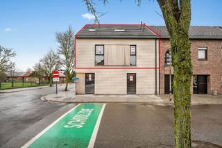 <p>Dit prachtig duplex-appartement bevindt zich pal in het centrum van Lebbeke, op wandelafstand van werkelijk alles: scholen, winkels, openbaar vervoer, het cultureel centrum, de bibliotheek, muziekacademie, sporthal, zwembad… Een toplocatie voor iemand die alles dichtbij willen hebben. Dit appartement maakt deel uit van nieuwbouwresidentie The Corner House, een kleinschalige residentie met slechts 2 appartementen en bevindt zich op de 1ste & 2e verdieping. Indeling: een eigen trappenhal met ruimte voor het plaatsen van oa een fiets, een inkomhal met gastentoilet, een eerste slaapkamer met eigen badkamer die voorzien is van een inloopdouche, dubbele wastafel en een dressingruimte. Verder is er een lichtrijke leefruimte, een open keuken die voorzien is van alle comfort met aansluitend een praktische bergruimte. Vanuit de leefruimte is er toegang tot het overdekt terras waar het elk seizoen leuk vertoeven is. Op de verdieping zijn er 2 ruime slaapkamers, een badkamer met inloopdouche, wastafel en toilet, een technische ruimte en nog een ruimte die kan ingericht worden naar wens. Bovendien kan bij dit appartement een privatieve autostaanplaats worden aangekocht. TROEVEN: zéér energiezuinig appartement, dit appartement is voorzien van zonnepanelen met eigen omvormer, afgewerkt met hoogwaardige materialen, ventilatiesysteem D, superisolerende beglazing, op toplocatie gelegen in hartje Lebbeke. Vragen, meer info of een bezoek? Contacteer Charlotte van IMMO TROEF: 052 52 52 00 – info@immotroef.be</p>