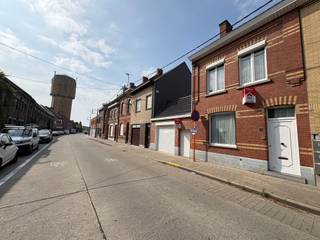 <p>Deze verzorgde woning is ideaal gelegen nabij het centrum van Roeselare, met scholen, openbaar vervoer en alle dagelijkse voorzieningen op korte afstand.</p>

<p>De woning omvat een inkomhal, gezellige living, keuken, badkamer met toilet, kelder, praktische berging en een zonnige tuin. Een absolute meerwaarde is de ruime garage van maar liefst <strong>50 m²</strong>, ideaal voor hobbyisten, extra opslag of meerdere wagens.</p>

<p>Op de eerste verdieping bevinden zich twee volwaardige slaapkamers. Via een vaste trap bereikt u de zolder, die de mogelijkheid biedt om een derde slaapkamer of extra polyvalente ruimte in te richten.</p>

<p><strong>Troeven:</strong></p>

<ul><li>Topligging nabij het centrum van Roeselare</li><li>Dicht bij scholen en openbaar vervoer</li><li>Ruime garage van <strong>50 m²</strong></li><li>Mogelijkheid tot een derde slaapkamer</li><li>Praktische indeling met tuin</li></ul>
bij deze woning geldt de renovatieplicht