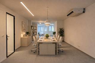 <strong>Ligging</strong><br /><br />Centraal gelegen in de Koningin Elisabethlaan op <strong>wandelafstand </strong>van het <strong>Sint Pieters Station</strong> te Gent. Een makkelijke verbinding met het openbaar vervoer alsook de R4.<br /><br /><strong>Indeling</strong><br /><br />Deze kantoorruimte bevat een bruikbare oppervlakte van <strong>127m</strong>2 en bestaat uit een inkom met trap naar het benedenverdiep, de 1ste bureelruimte met berging, de technische berging, een 2de bureelruimte met opslagruimte, een derde bureelruimte met toegang naar de <strong>buitenruimte van 30m2</strong>, een afzonderlijke keuken, een apart toilet en berging.<br /><br /><strong>Troeven</strong><br /><br />- <strong>EPC B</strong><br />- beschikbaar bij akte<br />- privatieve buitenruimte <br />- <strong>koeling/verwarming met</strong> <strong>warmtepomp</strong><span><br /><br /></span>Voor inlichtingen en/of bezoek, bel Guillaume Delbecque 0472 25 70 76