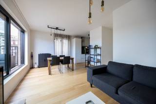 Droomt u ervan om in Zurenborg te wonen? Dan wordt die droom misschien wel werkelijkheid!<br />Dit appartement met één slaapkamer, twee ruime, zonovergoten terrassen en een autostaanplaats met laadpaal bevindt zich op de 4de verdieping van een recent gebouw!<br /><br />Indeling<br />U betreedt het appartement via de centraal gelegen inkomhal, die toegang biedt tot alle ruimtes. Vooraan vindt u de lichtrijke woonkamer met open keuken, uitgerust met Siemens-toestellen (inductiekookplaat, dampkap, koelkast, diepvriezer, combi-oven en vaatwasser). Aansluitend strekt zich over de volledige breedte van de woonkamer een terras van 14m² uit. <br />Centraal in het appartement situeert zich een berging (technische ruimte) en de badkamer met inloopdouche, toilet en een wastafelmeubel. Achteraan ligt de slaapkamer met aansluitend het tweede terras van 5m². <br />Op de kelderverdieping bevindt zich autostaanplaats nr. 4, uitgerust met een laadpaal en aan te kopen voor € 40.000. Daarnaast kunt u gebruikmaken van de gemeenschappelijke fietsenstalling.<br /><br />Ligging<br />Het appartement bevindt zich in Zurenborg, een van de meest gegeerde buurten van Antwerpen. U woont hier op een centrale locatie met een uitstekende bereikbaarheid en openbaar vervoer op een steenworp van uw deur. De Dageraadplaats en Draakplaats bieden tal van gezellige horecazaken. Ook het historische hart van Antwerpen ligt vlakbij!<br /><br />Pluspunten<br />- Recent gebouw<br />- Dakisolatie van 16cm PUR<br />- Twee grote terrassen<br />- Staanplaats met laadpaal<br />- Gemeenschappelijke fietsenstalling<br /><br />Klinkt dit appartement als muziek in uw oren? Bel dan snel naar One vastgoed via 03 360 85 30!