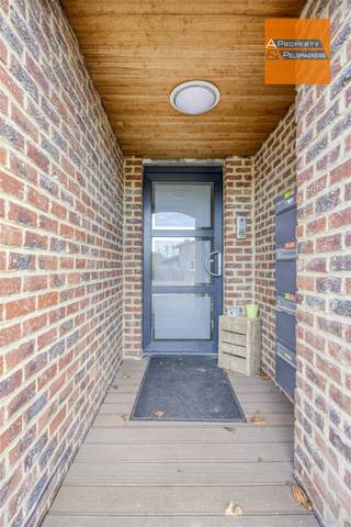 <p><span>Deze </span><span>opbrengsteigendom op een perceel van 4a33</span><span> biedt een unieke combinatie van </span><span>investeringspotentieel</span><span> en </span><span>wooncomfort</span><span>. Het gebouw omvat </span><span>twee afzonderlijke appartementen</span><span>, een </span><span>garage</span><span> en </span><span>twee staanplaatsen</span><span>, ideaal voor wie zoekt naar een rendabele vastgoedbelegging of een praktische </span><span>kangoeroewoning</span><span>. </span></p><p><span> </span></p><h3><span>Gelijkvloers appartement (1 slaapkamer)</span></h3><p><span>Het appartement op het gelijkvloers beschikt over:</span></p><ul><li><span>Een </span><span>lichtrijke leefruimte</span><span> met </span><span>open keuken</span></li><li><span>1 comfortabele slaapkamer</span></li><li><span>Badkamer</span><span> met badkamermeubel en </span><span>douche</span></li><li><span>2 toiletten</span></li><li><span>Ruime berging</span></li></ul><p><span>Groot terras</span><span>, perfect om in alle rust te genieten.</span></p><p><span> </span></p><h3><span>Duplex appartement (3 slaapkamers) eerste verdieping</span></h3><p><span>Het ruime duplex appartement biedt:</span></p><ul><li><span>3 volwaardige slaapkamers</span></li><li><span>Een </span><span>ruime leefruimte</span><span> met open keuken</span></li><li><span>Ruime berging</span></li><li><span>Groot terras</span></li><li><span>Badkamer</span><span> met badkamermeubel, </span><span>bad/douche</span><span> en toilet</span></li><li><span>Apart toilet</span></li></ul><p><span>Zolder</span><span> voor extra opbergruimte.</span></p><p><span> </span></p><h3><span>Extra troeven</span></h3><ul><li><span>Garage</span></li><li><span>2 private autostaanplaatsen</span></li><li><span>Ideaal als </span><span>opbrengsteigendom</span><span> met twee verhuurbare entiteiten</span></li></ul><p><span>Perfect inzetbaar als </span><span>kangoeroewoning</span><span> dankzij de afzonderlijke indeling en toegangen.</span></p><p><span> </span></p><p><span>Interesse?</span><span> Neem vandaag nog contact op voor meer informatie of een bezoek.<br />Bel </span><span>078/48 47 00</span><span> of mail naar </span><span>info@ap-p.be</span><span>.</span></p><p><span> </span></p><p><span> </span></p><p><span> </span></p>