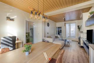 <strong>BEZOEKDAG ZATERDAG 10/10!</strong> Kom deze woning vrijblijvend bezoeken op de bezoekdag die doorgaat op zaterdag 10/10. Inschrijving verplicht!<br /><br />Deze gezellige en goed onderhouden woning ligt op wandelafstand van het centrum van Izegem. Ze biedt drie slaapkamers, een mogelijke vierde slaapkamer en twee buitenruimtes.<br /><br /><strong>Indeling</strong>
<ul>
<li><span><strong>Kelder:</strong> droge kelder.</span></li>
<li><span><strong>Gelijkvloers:</strong> inkomhal, keuken en leefruimte met inbouwcassette. Buiten is er een terras met berging en toilet.</span></li>
<li><span><strong>Eerste verdieping:</strong> twee slaapkamers, een vernieuwde badkamer met douche, toilet en wastafel, en een gezellig dakterras.</span></li>
<li><span><strong>Dakverdieping:</strong> een slaapkamer en een zolderkamer die als vierde slaapkamer kan worden ingericht.</span><br /> </li>
</ul>
<strong>Vernieuwingen en energieverbruik</strong><br />De badkamer werd vernieuwd in 2024 en de dakgoten en afvoerbuizen in 2021. Alle ramen zijn voorzien van hoogrendementsbeglazing. Ook de meters voor gas, elektriciteit en water en de ondergrondse waterleidingen werden recent vernieuwd. Ook de <strong>elektriciteit werd conform gesteld</strong>. <br /><br />De woning valt onder de renovatieplicht, MAAR Het huidige EPC dateert van vóór de energiebesparende vernieuwingen. De invloed daarvan op de EPC-score kan pas met een nieuw attest worden vastgesteld. <br />