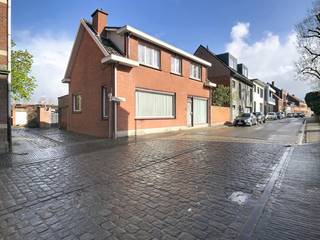 Woning te koop in Kallo met 3 slaapkamers, garage en polyvalente ruimteDeze gezinswoning te koop in Kallo is centraal gelegen in de Hoog-Kallostraat, vlakbij school, openbaar vervoer, bakker en buurtwinkel. Dankzij de vlotte verbinding met de E34 en de Waaslandhaven geniet u van een uitstekende bereikbaarheid.Naast de klassieke woonindeling beschikt deze woning over een polyvalente ruimte op het gelijkvloers, ideaal als bureau, praktijkruimte of hobbykamer. Verder omvat de woning een gezellige woonkamer met houtkachel, een vernieuwde keuken, gastentoilet, garage en een overdekt terras.Op de verdieping bevinden zich 3 slaapkamers en een badkamer met dubbele lavabo en toilet en nieuwe inloopdouche. De ruime zolder zorgt voor extra bergruimte.De ommuurde tuin biedt volledige privacy en vormt een ideale plek om te ontspannen. De woning beschikt over centrale verwarming met een recente energiezuinige gascondensatieketel en dubbel glas.Bent u op zoek naar een woning te koop in Kallo met extra ruimte voor hobby of beroep? Plan dan snel uw bezoek.Dit pand is onderworpen aan de renovatieverplichting van de Vlaamse overheid voor residentiële gebouwen (behoudens bij sloop binnen 5 jaar na de aankoop). Consulteer voor meer informatie de website van het Vlaams Energie- en Klimaatagentschap via https://www.vlaanderen.be/een-woning-kopen/renovatieverplichting-voor-residentiele-gebouwenBestuursmaatregelen in het maatregelenregister: nee