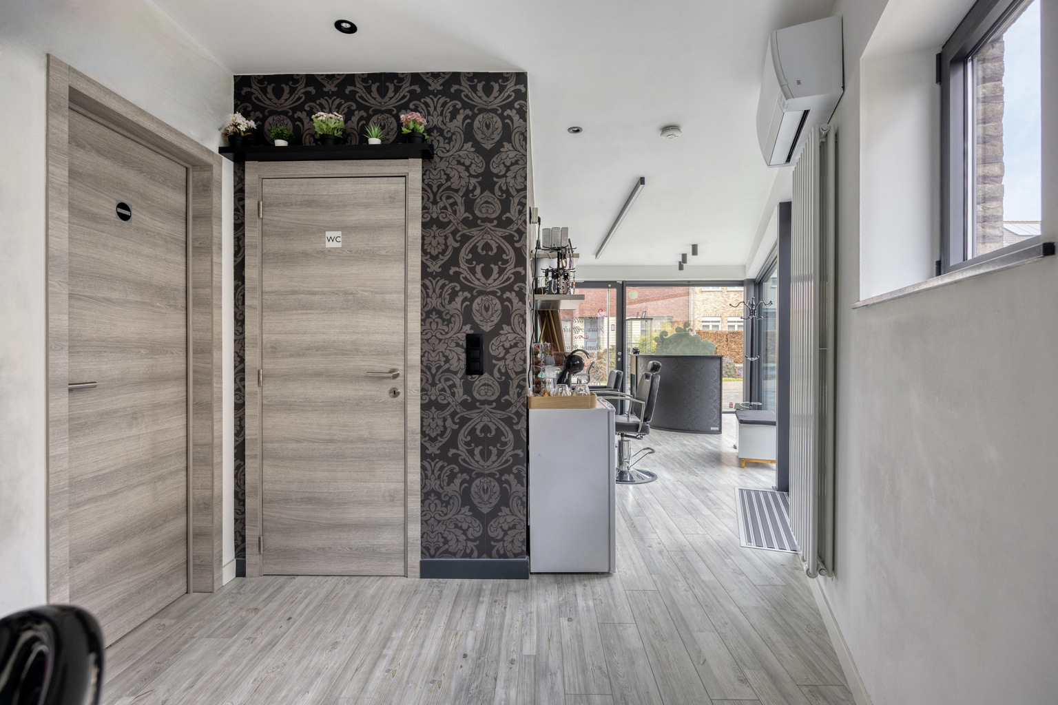 INSTAPKLARE WONING MET PRAKTIJKRUIMTE/BUREEL EN ZWEMBAD  - foto 3