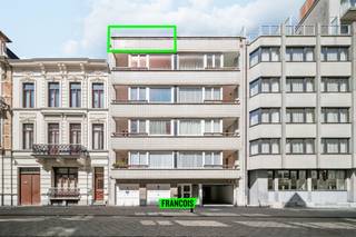 Ontdek dit lichtrijke appartement te koop pal in het centrum van Oostende, op een steenworp van de Zeedijk. Een unieke kans voor wie op zoek is...