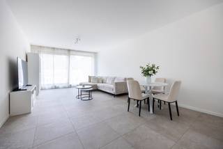 Op zoek naar een modern, energiezuinig (BEN) appartement met alle comfort?<br />Dit prachtige appartement met twee slaapkamers, polyvalente ruimte (bureel/dressing), ruim terras, privatieve kelderberging en ondergrondse autostaanplaats (met laadpaal) heeft alles wat u nodig heeft. Gelegen op de derde verdieping van een nieuw gebouw met lift, geniet u van een centrale ligging dichtbij het Bos van Ertbrugge én alle voorzieningen.<br /><br />Indeling<br />Lichtrijke leefruimte: Ruime woonkamer met grote raampartijen en een open, volledig uitgeruste keuken.<br />Badkamer & toilet: Moderne badkamer met dubbele lavabo en een comfortabele inloopdouche. Apart toilet met handenwasser bereikbaar via de hal.<br />Slaap- & opbergruimte: Twee slaapkamers, een handige technische berging én een praktische polyvalente ruimte (bureel/dressing).<br />Terras: Geniet van het zonnige terras met een prachtig uitzicht.<br /><br />Praktische informatie<br />Gemeenschappelijke kosten: €90/maand (provisie voor onderhoud lift en gemeenschappelijke delen).<br />Beschikbaarheid: 01/11/2026<br /><br />Pluspunten op een rijtje<br />- AAA-locatie: Nabij belangrijke invalswegen, winkels, openbaar vervoer en het Bos van Ertbrugge.<br />- Energiezuinig wonen: Nieuw gebouw met zonnepanelen, wat uw energiekosten verlaagt.<br />- Privatieve kelderberging en autostaanplaats (met laadpaal) inbegrepen in de huurprijs