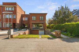 Deze centraal gelegen woning met veel potentieel bevindt zich nabij het centrum van Kortrijk en de belangrijkste invalswegen, terwijl je er toch in alle rust kan vertoeven.<br /><br />De indeling is als volgt: op het gelijkvloers vind je een inkomhal met apart toilet, een lichtrijke woon- en eetkamer, een keuken en een stadstuin. Op de eerste verdieping is er een nachthal met afzonderlijk toilet, een badkamer met douche en dubbele lavabo, en drie slaapkamers, elk voorzien van een eigen lavabo. Bovendien is de woning volledig onderkelderd, wat tal van extra mogelijkheden biedt. Momenteel bevindt zich daar ook een garage met sectionale poort, met de mogelijkheid om deze om te vormen tot een dubbele garage.<br /><br />Wenst u meer informatie over deze woning of een bezoek? Neem dan contact op met Imani via 0478 26 26 36.