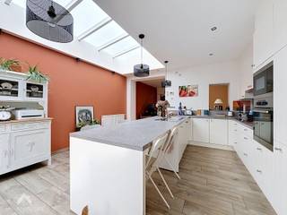 <p><span>Move-in ready home within walking distance of the train station, shops and services, with easy motorway access.</span></p>
<p><span>The property features an entrance hall with separate guest toilet, a cosy living and dining area with pellet stove and a fully equipped open-plan kitchen. The kitchen opens onto a landscaped garden with terrace and spacious covered storage area.</span></p>
<p><span>Upstairs are 2 bedrooms, one currently used as a dressing room, and a bathroom with walk-in shower, double washbasin, toilet and a washing machine connection hidden behind a sliding door.</span></p>
<p><span>A fixed staircase leads to the spacious attic, currently used as a bedroom. Water supply and drainage are already installed, offering the possibility of an additional shower room or conversion into 2 bedrooms.</span></p>
<p><strong><span>Additional features:</span></strong></p>
<ul>
<li>
<p><span>Energy-efficient</span></p>
</li>
<li>
<p><span>Air conditioning</span></p>
</li>
<li>
<p><span>Compliant electrical installation</span></p>
</li>
<li>
<p><span>Window shutters</span></p>
</li>
<li>
<p><span>Landscaped garden</span></p>
</li>
<li>
<p><span>Terrace with spacious storage</span></p>
</li>
<li>
<p><span>Prime location near Roeselare centre</span></p>
</li>
<li>
<p><span>Easy access to station and motorway</span></p>
</li>
<li>
<p><span>Move-in ready</span></p>
</li>
</ul>
<p><span>This home is for sale WITHOUT an estate agent through Smart Houses! For more information or a viewing, contact the owner directly at +32494880415.</span></p>