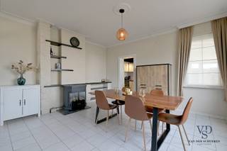 Deze woning biedt comfort en functionaliteit.<br />Via de voordeur komt u binnen in de inkomhal, die enerzijds toegang geeft tot de leefruimte en anderzijds tot de praktische kelder. Het gelijkvloers omvat verder een keuken, badkamer, apart toilet en veranda. <br /><br />Op de eerste verdieping bevinden zich een ruime slaapkamer met ingebouwde kast en een tweede kamer die kan dienen als slaapkamer, hobbykamer of bureau. De geïsoleerde zolder is bereikbaar via een zolderluik en geniet van natuurlijk licht.<br />Het dak zal nog door de verkopers worden gerenoveerd; deze werken stonden reeds gepland. Een bijzondere troef! <br /><br />De woning beschikt over een ruime garage/opslag met carport en voldoende parkeermogelijkheden op de oprit, toegankelijk via de geautomatiseerde poort. Achter de garage bevindt zich nog een groenzone.<br /><br />O.a.: <br />- Geen renovatieverplichting <br />- Conforme elektrische keuring.
