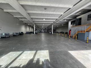 Warehouse/Storage Room (1,350 m²):<br /><br />*Clear height: 4.90 metres below the beams, ideal for tall racks or large machines.<br />*Equipped with 1 large automatic sectional door.<br />*Utilities: Power, water and gas connections available.<br />*Equipped with a fire station and camera surveillance.<br /><br />Office and social areas (245 m²):<br /><br />* 6 separate office spaces and 1 spacious meeting room.<br />* Kitchenette, separate sanitary facilities (toilets) and a shower room.<br />* Gas heating in the offices, camera surveillance and shutters on the sunny side for a pleasant working climate.<br /><br />Outdoor Space & Parking:<br /><br />*Parking:Spacious paved outdoor area with 20 reserved parking spaces.<br />*EV supply: Includes 2 charging stations for electric vehicles.<br /><br />Financial and practical conditions:<br /><br />*Availability: From 01/10/2026<br />*Rental price: Excluding VAT<br />*Rental deposit: 3 months rent<br />*Property tax: Calculated 1-on-1 based on the annual tax bill<br /><br />Interested in discovering the opportunities for your company on site? <br />Contact us today for more information or to schedule a site visit.