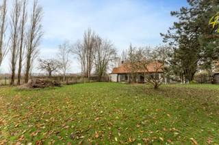 Dit alleenstaande landhuis, gelegen op een perceel van 4.650 m², biedt uitstekende mogelijkheden voor wie op zoek is naar een project in een...