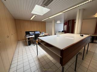 Deze veelzijdige kantoor- of praktijkruimte bevindt zich op een uitstekende en strategische locatie, vlakbij belangrijke verbindingswegen zoals de E40 richting Gent en Brussel. Dankzij de hoge visibiliteit geniet uw zaak hier van maximale zichtbaarheid.<br />De ruimte kan volledig naar eigen wens en noden ingericht worden, wat ze geschikt maakt voor diverse professionele activiteiten.<br /><br />EXTRA TROEF: de publieke laadpaal beschikbaar op de parking en 17 zonnepanelen<br /><br />Indeling: inkomhal, ruime open werkruimte, aparte keuken en toilet.<br /><br />Er is bovendien de mogelijkheid om de bovenverdieping bij te huren, wat extra uitbreidingspotentieel biedt.<br /><br />Adres: Stationsstraat 68 - 9450 Haaltert<br />Onmiddellijk beschikbaar<br />Huurprijs: €825/maand<br />EPC: EPC B