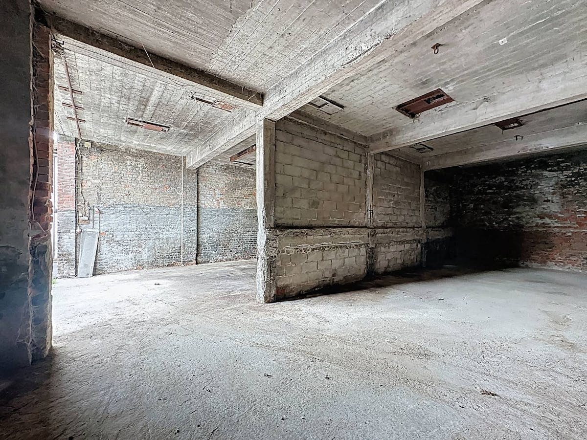 Warehouse of approximately 100 m² for rent in Sint-Baafs-Vijve. - photo 3