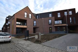 KOOP NU EN BETAAL PAS BIJ OPLEVERING !!<br /><br />Prachtig nieuwbouwproject op toplocatie in de dorpskern van Berlaar.<br /><br />Deze prachtige residentie in het centrum van Berlaar staat voor een stijlvolle, hedendaagse en tijdloze architectuur. De materiaalkeuze en detaillering resulteert in gevels die eenvoud en klasse uitstralen. Deze lijn wordt volledig doorgetrokken in heel het project dat met de grootste zorg voor esthetiek werd ontworpen.<br /><br />Dit project zal bestaan uit 14 appartementen met 1, 2 of 3 slaapkamers in combinatie met bovengrondse carports en privatieve bergingen. De bewoonbare oppervlaktes variëren tussen de 80 m² en 131 m² allen voorzien van unieke lichtinval.<br /><br />We betreden de appartementen via de inkomhal dewelke ons leidt tot een zeer lichtrijke leefruimte met toegang tot het prachtige zonneterras, aansluitend vinden we de eetplaats en een volledig uitgeruste open keuken. Verder hebben we nog telkens 1, 2 of 3 slaapkamers, een apart toilet, een geriefelijke berging en een ruime badkamer.<br /><br />Er zal standaard gebruik gemaakt worden van vloerverwarming met warmtepomp, ventilatie en zonnepanelen dewelke voor een lage energiebehoefte zullen zorgen.<br /><br />BOVENGRONDSE CARPORT EN BERGING inbegrepen in de prijs!<br /> <br />Kom snel eens langs bij ons, dan geven we u graag meer uitleg op maat. U kan ons ook contacteren voor een vrijblijvende waardebepaling van uw eigendom. U zal vakkundig bijgestaan worden in combinatie met een persoonlijke aanpak voor uw aan en verkoop.