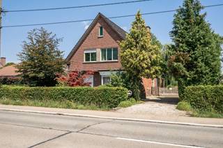<p><span>Te renoveren woning met veel potentieel op een ruim perceel in het landelijke Schriek.</span></p><p><span>Bent u op zoek naar een woning die u volledig naar eigen smaak kunt renoveren? Dan biedt deze karaktervolle gezinswoning een unieke kans. Op het gelijkvloers bevinden zich een lichtrijke leefruimte, een praktische keuken, een veranda en diverse functionele ruimtes. Op de verdieping vindt u drie slaapkamers en een aparte ruimte die kan worden ingericht als badkamer.</span></p><p><span>De absolute troef is het uitgestrekte perceel van 9.115 m² met een ruime tuin en een aangrenzend weiland, zoals zichtbaar op de luchtfoto. Ideaal voor wie houdt van rust, ruimte en het buitenleven.</span></p><p><span>Dankzij de landelijke ligging in Schriek en de vlotte verbinding naar omliggende gemeenten is dit de ideale eigendom voor wie op zoek is naar een renovatieproject met heel wat potentieel.</span></p><p><span>Maak een afspraak via 015/755 444 of <span>info@immovercammen.be</span></span><span>.</span></p><p><span> </span></p><p><span>Renovatieverplichting: binnen 6 jaar na aankoop dient het EPC-label verbeterd te worden naar minstens label D.</span></p><p><span> </span></p>
