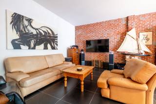 <p>In het rustige Houtem, een deelgemeente van Vilvoorde en grenzend aan Eppegem, bevindt zich deze karakteristieke bel-etage met 5 slaapkamers. De woning is centraal en rustig gelegen wat zorgt voor een uitstekende bereikbaarheid via invalswegen en autosnelwegen zonder grote drukte. <br /><br />Op de eerste verdieping vinden we het hart van de woning. De zeer grote leefruimte met open keuken en aansluitend aangelegd terras zorgt voor een zeer open gevoel en voldoende ruimte om gezellig te tafelen met familie en vrienden. Op deze verdieping vinden we ook nog een hal, twee slaapkamers waarvan één met en-suite badkamer en een apart toilet. <br />De tweede verdieping bestaat op zijn beurt uit nog eens 3 volwaardige slaapkamers en een ruime badkamer met douche, toilet en lavabo. De woning zit vol toffe extra's waaronder massieve deuren, patroontegels, en authentieke elementen. <br />Op het gelijkvloers hebben we een zeer grote garage en 2 opbergruimtes, alsook de toegang naar de tuin via een grote extra leefruimte met volledig ingerichte keuken. Perfect te gebruiken bij feestjes, bbq’s of om meer geniet te hebben van de grote rustgevende tuin. Er is een overdekt terras zodat je ook bij regenweer kan genieten van de buitenlucht. <br /><br />Deze gezellige en ruime woning is ook geschikt voor kangoeroe wonen, wonen en werken op dezelfde plek en dankzij de mogelijkheid tot het afsluiten van de woning naar de loods kan zowel de woning als de loods apart verhuurd worden. <br />Aarzel niet en maak snel jouw afspraak via een reactie op het zoekertje, een mailtje naar info@immosir.be of telefonisch op het nummer 0465 09 16 10. </p>