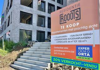 Laatste 6 appartementen! Dit modern nieuwbouwproject ROOTS is rustig gelegen met zicht op groen, op wandelafstand van het station en het CENTRUM. Aangename terrassen en/of tuinen, lichtrijke leefruimtes met open geïnstalleerde keukens, volledige afwerking, en zo goed als opleverklaar. Ondergrondse parkeerplaatsen en bergingen. Bijna-energieneutraal (max E30): vloerverwarming voorzien. Wenst u het modelappartement te bezichtigen: guido@immobeguin.be