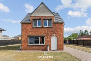Interesse? Meer informatie op www.SWEVERS.be. - Aan de Beverlosesteenweg 178 in Paal staat een volledig instapklare open bebouwing op een perceel...