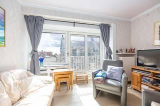 Residentie Mayfair: In het centrum en tegen de zeedijk, mooi en gemeubeld appartement gelegen op de 4de verdieping, bestaande uit: ruime inkomhal...