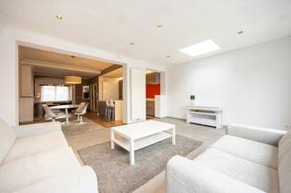 <p><strong>Karaktervolle op te frissen stadswoning met 5 slaapkamers, grote garage en zonnige tuin in het centrum van Turnhout. EPC: 195 kWh/m² (B)</strong></p>
<p><span><strong>Ligging</strong></span>: <span>Centrale en rustige ligging op slechts 1 minuut wandelen van de winkelstraat. Scholen en openbaar vervoer ook in de nabije omgeving.<br /><br /></span><span><strong>Indeling:</strong> </span><strong>-1</strong>: 2 kelders, wijnkelder <strong>0: </strong>Inkomhal, gastentoilet, vestiaire, woonkamer, open keuken, eetkamer, zithoek. <strong>1: </strong>nachthal, toilet, berging, 2 slaapkamers, badkamer, wasplaats. <strong>2:</strong> nachthal, 3 slaapkamers, doucheruimte, technische ruimte. <strong>Buiten</strong>: terras, ruime tuin, terras, garage. <br /><br /><span><strong>Omschrijving: </strong></span>Via de authentieke inkomhal met ingebouwde vestiaire en apart gastentoilet betreedt u deze licht op te frissen stadswoning. De sfeervolle deur met loodglas brengt u naar de lichtrijke woonkamer met houthaard. Aansluitend vindt u een ruime eetkamer op parketvloer (die renovatie of herstelling vraagt) en een moderne open keuken met extra ontbijthoek. De recente aanbouw uit 2021 creëert bijkomende leefruimte en kan perfect dienen als extra zithoek of familieruimte. Dankzij de grote raampartijen geniet u hier van een mooi zicht op de zuidgerichte tuin.<br /><br />De eerste verdieping omvat twee ruime slaapkamers op parketvloer, waarvan één met ingebouwde dressingkast. De vernieuwde badkamer (2021) is stijlvol ingericht met een ligbad, inloopdouche, dubbele wastafel en voldoende kastruimte. Verder is er een afzonderlijke wasplaats met ruimte voor twee wasmachines, een droogkast en extra ingemaakt kastwerk. In de nachthal bevinden zich nog een apart toilet en een handige bergkast. <br /><br />Op de tweede verdieping zijn nog drie volwaardige slaapkamers ondergebracht: één vooraan en twee achteraan. Ideaal voor grotere gezinnen of geschikt voor extra bureau/hobbyruimte. <br /><br />De woning beschikt bovendien over twee praktische kelders en een aparte wijnkelder. <br /><br />De zuidgerichte tuin is een absolute troef: een aangename, groene buitenruimte midden in de stad, voorzien van twee zonnige terrassen. Achteraan het perceel bevindt zich een ruime garage – een uitzonderlijke meerwaarde in deze centrale omgeving.</p>
<p><strong>Deze eigendom combineert charme, volume en potentieel op een topligging in Turnhout. Een uitgelezen kans voor wie een ruime stadswoning zoekt met karakter!</strong></p>
<p><strong>Vermeldingen inzake bijzondere infoplicht:</strong> omgevingsvergunning stedenbouwkundige handelingen uitgereikt, woongebied, geen rechterlijke herstelmaatregel of bestuurlijke maatregel opgelegd of opname in het maatregelenregister, geen voorkooprecht ruimtelijke ordening, geen omgevingsvergunning voor verkavelen van gronden, geen watergevoelig openruimtegebied</p>