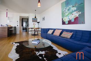 Dit recent appartement in de residentie Ensor Tower, gelegen op de <u>16de verdieping</u> aan de Oosteroever, biedt een <strong>prachtig uitzicht op de zee</strong> en de kustlijn richting Knokke.<br /><br />De ruime inkom leidt naar een lichte woonkamer met grote ramen die een adembenemend panorama onthullen. Het <strong>ruime terras</strong> is ideaal om van dit uitzicht te genieten.<br />De moderne open keuken is perfect geïntegreerd in de leefruimte, waardoor een gezellige en praktische sfeer ontstaat.<br />Het appartement beschikt over twee comfortabele slaapkamers, beide met toegang tot een tweede terras met eveneens een schitterend uitzicht.<br />Een derde ruimte biedt veelzijdige mogelijkheden, bijvoorbeeld als bureau of logeerkamer.<br />De stijlvolle badkamer is uitgerust met een douche, lavabo en toilet.<br /><br />Daarnaast is er de mogelijkheid om een <strong>gesloten garagebox</strong> aan te kopen onder de residentie.<br /><br />Dit is een perfect appartement voor wie houdt van comfort, stijl en een unieke locatie aan zee.<br /><br />KI (appartement) : € 991<br />KI (garagebox) : € 107<br />Oppervlakte appartement : 80 m² + 19 m² terrassen<br />Mogelijkheid tot aankoop van garagebox (nr 24) onder de residentie<br />Bouwjaar : 2022, verkoop onder registratie<br />Verwarming : aangesloten op het warmtenet<br />Vaste kosten : € 110 per maand<br />EPB : in opmaak