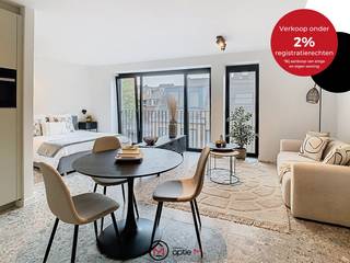 <h2><span><span>Deze energiezuinig studio is gelegen op de Burgemeester Bollenstraat in Hasselt. </span></span></h2>
In een recent en kleinschalig woonproject, vlak bij alle hotspots van Hasselt, staat deze slimme studio te koop. Hier woon je midden in de stad Hasselt, met alles op wandelafstand: van gezellige horeca tot winkels, openbaar vervoer en sportfaciliteiten. Een ideale plek voor wie op zoek is naar een compacte, praktische thuis of een interessante investering.<br /><br />Deze studio in Hasselt heeft een doordachte indeling. De open leefruimte combineert een moderne keuken met een gezellige woon- en slaaphoek. Alles is tot in de puntjes afgewerkt en volledig instapklaar. De keuken is voorzien van kwaliteitsvolle toestellen en duurzame materialen. De badkamer is stijlvol en praktisch, met een inloopdouche, lavabo en toilet.<br /><br />De grote troef? Hier woon je futureproof. Met een warmtepomp, zonnepanelen en een uitstekend EPC-label A, ben je verzekerd van een laag energieverbruik en maximaal wooncomfort, nu en in de toekomst. Mogelijkheid om een autostaanplaats bij te kopen.<br /><br /><strong>Wat is er INBEGREPEN?</strong>
<ul>
<li>Gemeenschappelijke fietsenberging</li>
<li>Privatieve kelderruimte ter waarde van € 3.000</li>
<li>Alle aansluitingen voor de nutsvoorzieningen ter waarde van € 1.800</li>
<li>De studio is professioneel geschilderd ter waarde van € 6.000</li>
<li>Verlichting werd reeds geïnstalleerd ter waarde van € 1.500</li>
</ul>
VG - WG - GMO - GVKR - GVV<br /><br /><strong>Zin om deze studio van dichtbij te ontdekken?</strong><br />Mail carine@optie-m.be of bel haar op 0478 41 58 70. Ze maakt graag tijd voor jou!<br /><br />Wens je graag een gratis en vrijblijvende schatting van je woning? Contacteer ons gerust voor een afspraak.