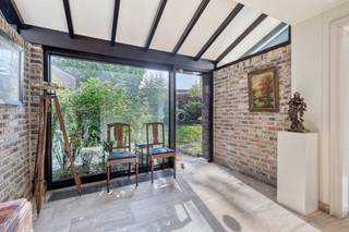 Verscholen in de Groeningelaan te Kortrijk vinden we deze bijzondere woning, een ware verborgen parel met een verrassend groene stadstuin. Achter de gevel schuilt een uitzonderlijk ruime woning met maar liefst 497 m² bewoonbare oppervlakte op een perceel van 375 m².<br /><br />De woning ademt karakter en authenticiteit en beschikt over tal van originele elementen die de unieke uitstraling van het pand versterken. De royale ruimtes, bijzondere indeling en charmante details zorgen voor een woning met een uitgesproken eigen karakter.<br /><br />Een absolute troef zijn de twee afzonderlijke toegangen, waardoor het pand zich uitstekend leent voor verschillende invullingen. Zo behoort een combinatie van wonen en werken zeker tot de mogelijkheden, bijvoorbeeld met een praktijkruimte, kantoor of zelfstandige activiteit aan de ene zijde en een private woongelegenheid aan de andere.<br /><br />Indeling deel 1<br /><br />Gelijkvloers:<br /><br />- inkomhal met gastentoilet<br />- ruime leefkeuken<br />- 2 aangename leefruimtes met zicht op de groene stadstuin<br />- tweede keuken<br />- inpandige garage<br /><br />Eerste verdieping:<br />- 2 ruime slaapkamers met voorziening van toilet<br /><br />Tweede verdieping:<br />- 2 ruime slaapkamers<br />- badkamer voorzien van lavabo, douche en toilet<br /><br />Indeling deel 2<br /><br />Het tweede gedeelte van de woning omvat drie ruime verdiepingen, telkens voorzien van een toilet. Dankzij de afzonderlijke toegang biedt dit gedeelte tal van mogelijkheden voor een zelfstandige invulling, zoals een praktijk, kantoorruimte of andere professionele activiteit.<br /><br />De combinatie van de royale bewoonbare oppervlakte, twee afzonderlijke toegangen, authentieke elementen en de verrassend groene stadstuin maakt dit tot een bijzonder pand op een centrale locatie in Kortrijk.<br /><br />De woning biedt een uitzonderlijke combinatie van ruimte, karakter en veelzijdigheid. Dankzij de afzonderlijke toegangen kan ze perfect inspelen op uiteenlopende woon- en werkbehoeften, terwijl de authentieke uitstraling en ruime leefruimtes voor een bijzonder aangename woonbeleving zorgen.<br /><br />Of u nu op zoek bent naar een ruime stadswoning, een combinatie van wonen en werken of een pand met mogelijkheden voor een professionele invulling: deze woning biedt een unieke basis op een gegeerde locatie.<br /><br />Een bijzondere opportuniteit voor wie ruimte, karakter, groen en veelzijdigheid weet te waarderen.<br /><br />Wenst u meer info over deze woning of wenst u een bezoek ter plaatse? Contacteer Alissia Dewitte (0472 18 64 21 - alissia.dewitte@dewaele.com) <br /><br />De eigendom wordt aangeboden via de Pre-sale formule. Van 07/09/2026 om 10:00 tot 12/09/2026 om 12:00 kan u het huis op afspraak komen bezichtigen en een bod uitbrengen. De vermelde prijs is een instelprijs. Voor meer info, gelieve contact op te nemen met de dossierverantwoordelijke.<br /><br />Bestuursmaatregelen in het maatregelenregister: nee