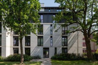 <p>Wenst u een bezoek? Gelieve NIET te BELLEN maar uw bezoek aan te vragen via www.immodavinci.be/nl/te-huur<br /><br />LIGGING:<br /><br />DIt appartement bevindt zich op fietsafstand van Station Gent-Sint-Pieters. Verder zorgt de locatie ervoor dat u een goede verbinding heeft met tal van uitvalswegen en openbaar vervoer (MOBISCORE 9/10).<br /><br />INDELING:<br /><br />Dit verzorgd en modern appartement van 88 m² is gelegen in Sint-Denijs-Westrem en biedt een aangename combinatie van comfort, ruimte en een uitstekende afwerking.<br /><br />De leefruimte met openkeuken geniet dankzij aangename lichtinval van een open en heldere sfeer. Uitgerust met een moderne geïnstalleerde keuken en prachtige parketvloer maakt het heerlijk wonen. <br /><br />Verder beschikt het appartement over een zonneterras, ideaal om buiten te genieten. Bovendien kunnen bewoners gebruikmaken van de gemeenschappelijke tuin.<br /><br />Het appartement beschikt verder over twee slaapkamers, die beide voorzien zijn van praktische ingebouwde kasten. Hierdoor is er heel wat opbergruimte beschikbaar en blijft de rest van de kamer overzichtelijk en functioneel.<br /><br />Een bijkomende troef is de ondergrondse autostaanplaats.<br /><br />KENMERKEN:<br /><br />- 2 slpk met kasten<br />- Lichtrijk<br />- Terras<br />- Parking<br /><br />Huurprijs: € 1.285/maand, Incl parking parking<br />Forfaitaire kosten: € 90/maand<br />Beschikbaar vanaf: 01/12/2026<br />Termijn: 9-jaar<br /><br />Een uitstekend appartement voor wie op zoek is naar een modern en comfortabel appartement met veel opbergruimte, terras en parking in Sint-Denijs-Westrem.</p>
