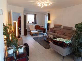 <p>Uitstekend gelegen recente woning gelegen in een doodlopende straat!<br />Je komt de woning binnen in de inkomhal met apart toilet. De leefruimte is ruim met open ingerichte keuken in L-vorm.<br />Aansluitend is er een garage met automatische poort. Op de eerste verdieping zijn er 3 ruime slaapkamers en een badkamer met dubbele lavabo, ligbad, douche en toilet.<br />Achteraan de woning is er een zonnig terras en tuin! Zeer kindvriendelijke en rustige woonomgeving</p>
<p>Absoluut te bezoeken!</p>