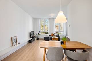 Gelegen in de Vinçottestraat in Borgerhout bevindt zich dit lichtrijke en energiezuinige appartement met 1 slaapkamer. Het appartement werd volledig gerenoveerd in 2013 en biedt een aangename combinatie van comfort en praktische indeling.<br /><br />De leefruimte geniet van veel lichtinval dankzij raampartijen aan voor- en achterzijde. Aansluitend bevindt zich de keuken met kookplaat, koelkast en oven. Verder beschikt het appartement over een slaapkamer en een badkamer met douche, toilet en wastafel.<br /><br />Technisch scoort dit appartement goed met een EPC-label B. De ramen zijn uitgevoerd in PVC met hoogrendementsglas en de verwarming gebeurt via centrale verwarming op gas (2013). De buitenmuren zijn geïsoleerd met 8 cm XPS en het dak met 8 cm minerale wol en 10 cm PUR/PIR.<br /><br />De ligging is een absolute troef: het Sportplein Vincotteplein ligt op enkele meters, het Krugerpark op 2 minuten wandelen en voor koffie kan je terecht bij Butchers Coffee. Ook Bar Leon ligt vlakbij. Bushalte op 210 meter en het Stedelijk Lyceum Quellin in de onmiddellijke omgeving.<br /><br />Ideaal voor starters of als investering.<br /><br />Voor de volledige beschrijving en alle details van dit appartement, bezoek onze website: verbiestvastgoed.be<br /><br /><strong>Denkt u eraan om te verkopen?</strong><br />Neem gerust contact op met Verbiest Vastgoed voor een gratis en vrijblijvende waardebepaling van uw woning info@verbiestvastgoed.be - 0478.38.46.21.